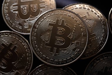 bitcoin sikke üzerinde siyah bir arka plan