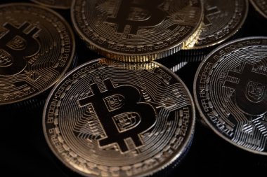 bitcoin sikke üzerinde siyah bir arka plan