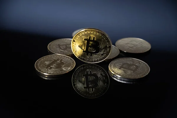 Monedas Bitcoin Sobre Fondo Negro — Foto de Stock