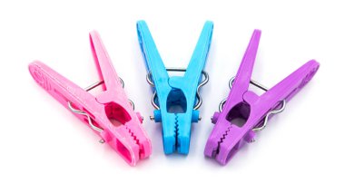 Beyaz arkaplanda izole edilmiş renkli plastik mandallar veya elbise askıları