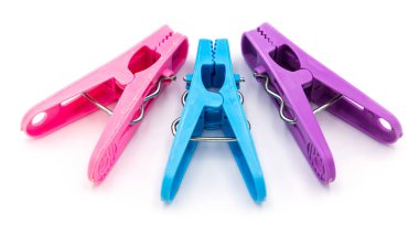 Beyaz arkaplanda izole edilmiş renkli plastik mandallar veya elbise askıları