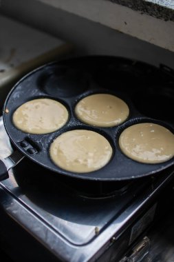 Siyah bir tavada ev yapımı krep. Görüntüyü kapat