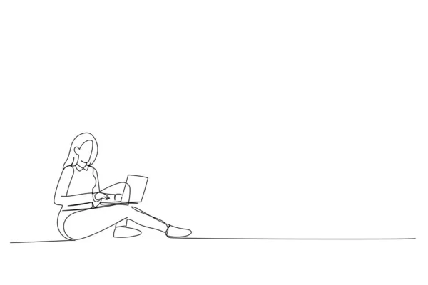 Dibujos Animados Mujer Feliz Sentarse Suelo Con Ordenador Portátil Mirando — Vector de stock