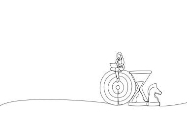 Bilgisayarla çalışan akıllı iş kadınlarının çizimleri satranç şövalyesi ve kum saatiyle hedefe oturur. İş stratejisi için metafor, hedefe ulaşmayı planlamak. Tek satır resim stili