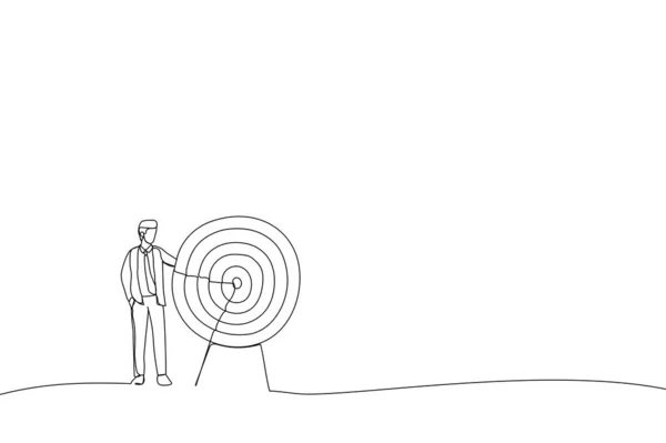 中央にダーツと巨大なターゲットの横に立っているビジネスマンの漫画 ブルズアイの矢印 目標と目的に到達するためのメタファー 連続線型Ar — ストックベクタ