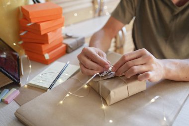 Genç işçi müşteriler için Noel hediyesi paketleri hazırlıyor, aile küçük işletmeleri, evden uzak çalışma