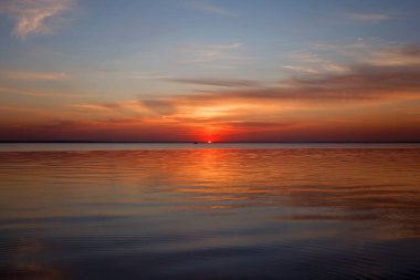 Denizde inanılmaz bir gün batımı, altın saatler, gün için minnettarlık. Güzel arka plan. Turuncu gün batımı