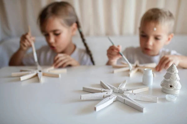 Irmãos Menino Menina Pintar Flocos Neve Madeira Rotações Roupas Com — Fotografia de Stock