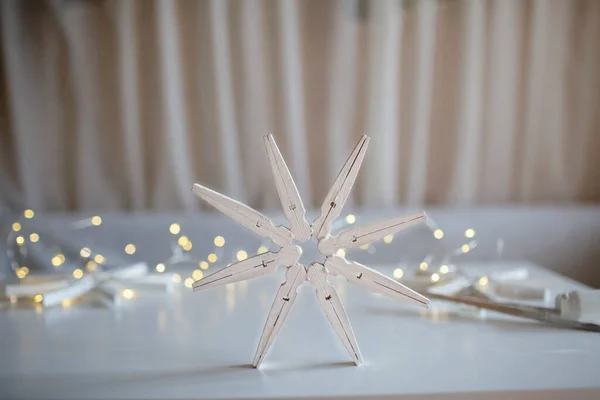 Houten Sneeuwvlokken Van Wasknijpers Geschilderd Met Witte Kleur Recyclebaar Kerstornament — Stockfoto