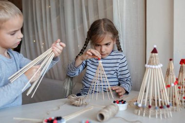 Çocuklar bambu çubuklarından Noel ağacı yapıyorlar, yeniden kullanılabilir süs, DIY Yeni Yıl dekorasyonu