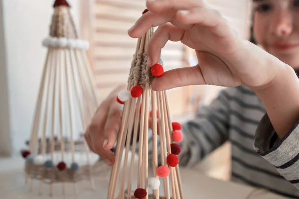 Los niños hacen el árbol de Navidad hecho a mano de palos de bambú, ornamento reutilizable, decoración de Año Nuevo DIY —  Fotos de Stock