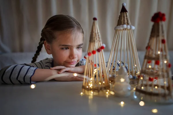Дети мечтают около ремесла Рождественская елка из бамбуковых палочек, многоразовый орнамент, DIY новогоднее украшение — стоковое фото