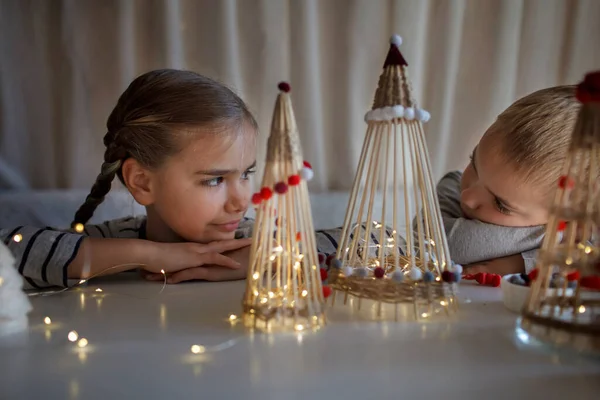 Crianças sonham perto de artesanato árvore de Natal de paus de bambu, ornamento reutilizável, decoração de Ano Novo DIY — Fotografia de Stock