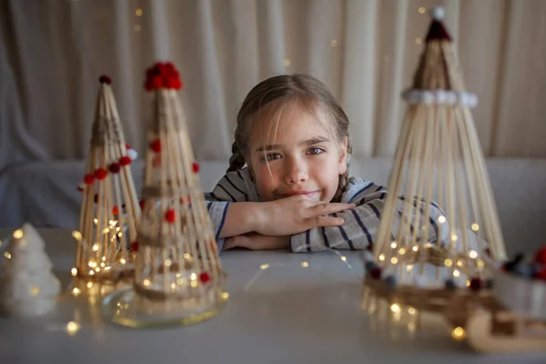 Crianças sonham perto de artesanato árvore de Natal de paus de bambu, ornamento reutilizável, decoração de Ano Novo DIY — Fotografia de Stock