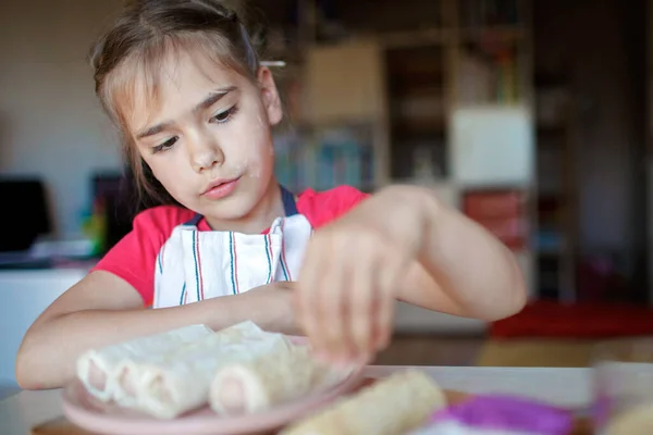 아침으로 페일로 패스 트리에 넣고 요리하는 여자 아이, 작은 요리사는 맛있는 간식을 즐긴다 — 스톡 사진