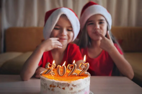 Szczęśliwy rodzeństwo przed świąteczny tort z liczbami, rodzina Nowy Rok uroczystości, uroczyste tło — Zdjęcie stockowe