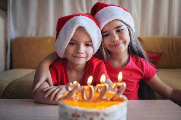 Feliz irmão antes do bolo de Natal com números, celebração do Ano Novo da família, fundo festivo — Fotografia de Stock