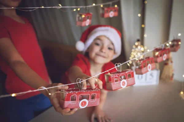 Kid pelo calendário original do advento, estância de esqui feita com rolos de papel higiênico. Férias mágicas de Natal — Fotografia de Stock