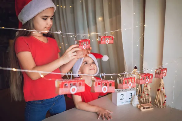 Kid pelo calendário original do advento, estância de esqui feita com rolos de papel higiênico. Férias mágicas de Natal — Fotografia de Stock