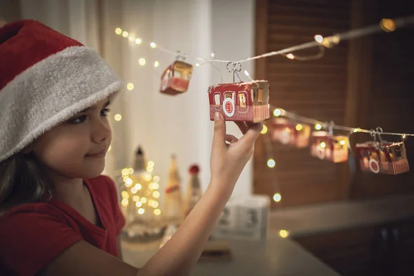 Kid pelo calendário original do advento, estância de esqui feita com rolos de papel higiênico. Férias mágicas de Natal — Fotografia de Stock