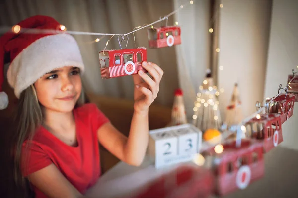 Kid pelo calendário original do advento, estância de esqui feita com rolos de papel higiênico. Férias mágicas de Natal — Fotografia de Stock