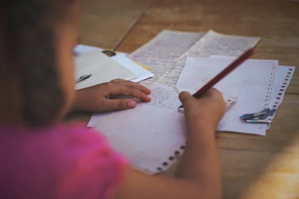 Concetto retrò e vintage. Una ragazzina che scrive una lettera con penna a inchiostro, vecchie buste — Foto Stock