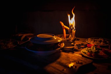 Elektrik kesintisi sırasında mum ışığında akşam yemeği, elektriksiz. Güç krizi