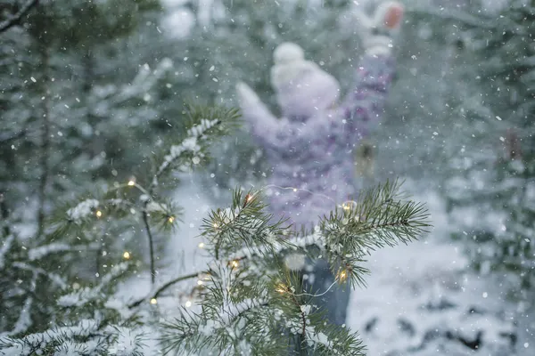 Sällsynt utsikt över flickan under familjevandring i snöig skog i vinter underland, rygg, väder — Stockfoto