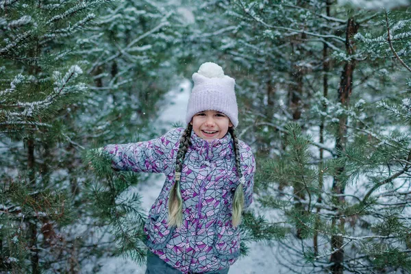 Flicka njuter av den första snön under familjevandring i skogen på snön dag, vinter wonderland — Stockfoto