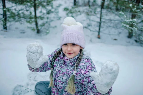 Flicka visar frusna vantar, familj promenader i skogen på snön dag, vinter wonderland — Stockfoto
