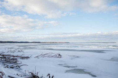Buz gibi donmuş göl manzarası çöl gibi, kışın gün batımı, arka plan, kopyalama alanı