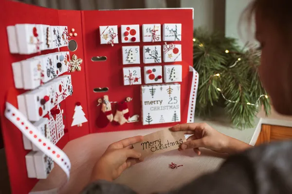 예쁜 아가씨는 보석상 상자와 보온병, 성탄절 다이어리로 만든 원래의 윤년 달력을 들고 있다 — 스톡 사진