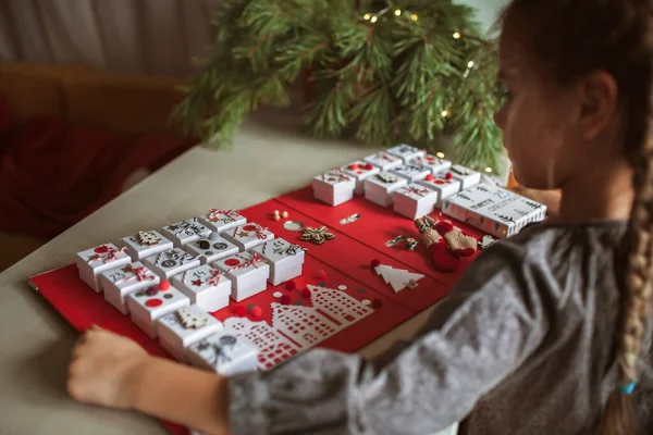 Menina bonita detém calendário de advento original feito de caixas de jóias e aglutinante, Natal artesanato diy — Fotografia de Stock