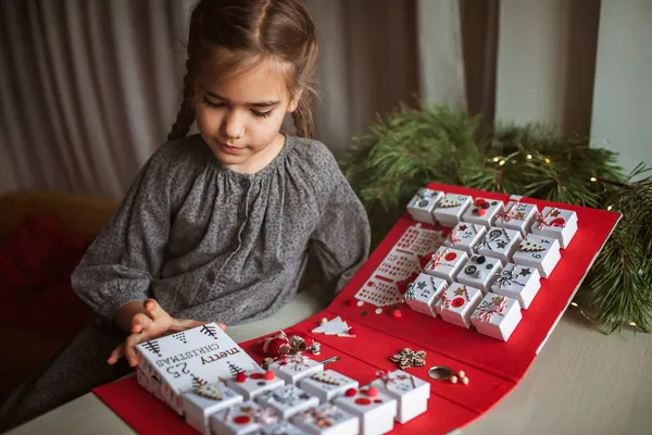 Menina bonita detém calendário de advento original feito de caixas de jóias e aglutinante, Natal artesanato diy — Fotografia de Stock