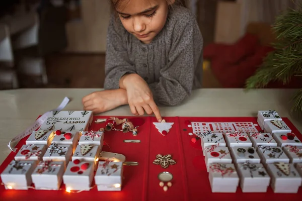 Menina bonita detém calendário de advento original feito de caixas de jóias e aglutinante, Natal artesanato diy — Fotografia de Stock
