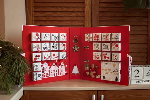 예쁜 아가씨는 보석상 상자와 보온병, 성탄절 다이어리로 만든 원래의 윤년 달력을 들고 있다 — 스톡 사진
