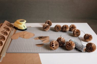 Şenlikli çelenk yapmak için DIY bal peteği kağıt topları, el işi kağıt süsleme, özel ders