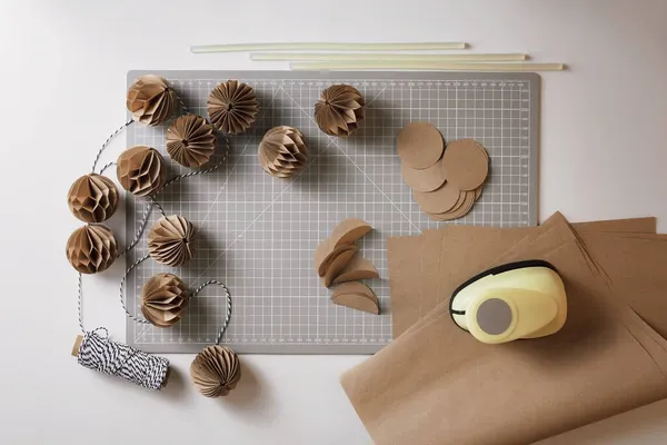 Fabricación de guirnalda festiva con bolas de papel de panal de bricolaje, decoración de papel de Navidad artesanal, tutorial —  Fotos de Stock