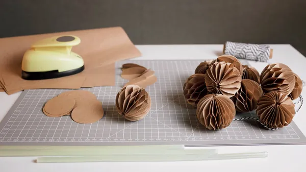 Making of festive garland with DIY honeycomb paper balls, craft Christmas paper decoration, tutorial — Stock Photo, Image