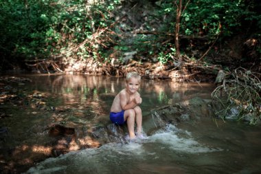 Nehirde, dağlarda, doğal havuzlarda ve kaplıcalarda çocuk banyosu. Soğuk su, vahşi yaşam. Yeşil Turizm