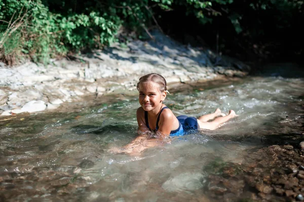 Kinderbäder im Bach Fluss in den Bergen, natürliches Schwimmbad und Wellness. Kaltes Wasser, Wildtiere. Grüner Tourismus — Stockfoto