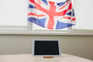 Model için siyah ekranlı tablet, pencerede İngiliz bayrağı, Kraliçe 'nin Platin Jübile konsepti