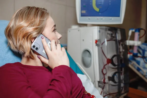 Молодая девушка на гемодиализе в больнице, оборудование диализа, болезнь почек хронический пациент — стоковое фото