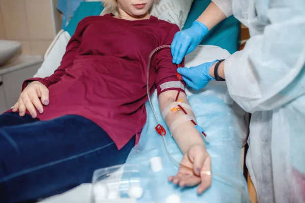 Молодая девушка на гемодиализе в больнице, оборудование диализа, болезнь почек хронический пациент — стоковое фото