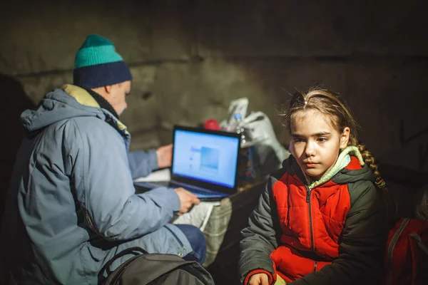 Ukrajinská dívka a novinář sedí v krytu bomby, pracuje a zveřejňuje zprávy o ruských vetřelcích — Stock fotografie