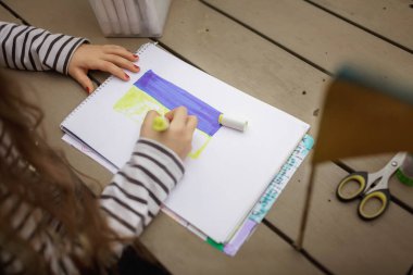 Küçük bir kız, Rusya 'nın işgalinden kaçtığı Avrupa' nın güvenli bir yerine Ukrayna bayrağı çekiyor.