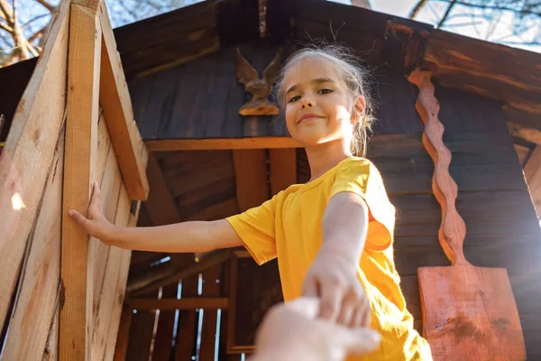 Chica juega en creativa casa del árbol hecho a mano en el patio trasero, actividad de verano, infancia feliz, cottagecore — Foto de Stock