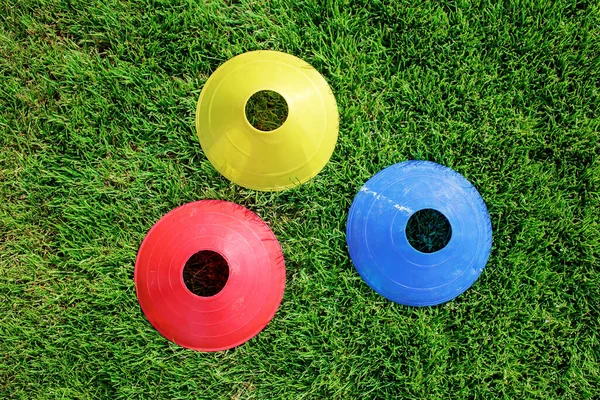 Fußballausrüstung auf grünem Rasen für das Training in der Kinderfußballakademie vorbereitet. Beliebte Sportart — Stockfoto