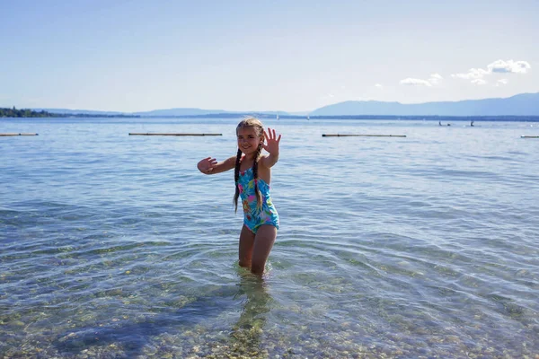 Счастливая Девочка Идущая Голубую Воду Много Веселья Счастья Летние Каникулы — стоковое фото