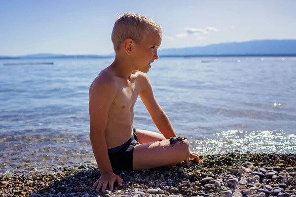 Счастливый Мальчик Веселится Играет Камнями Брусчатом Пляже Женевского Озера Над — стоковое фото